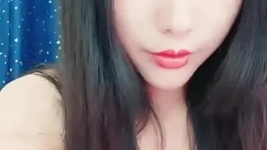 Una chica muy guapa con grandes pechos mostró su rostro durante toda la transmisión en vivo. Sus grandes pechos son muy tentadores. Se inserta un accesorio en su coño y sus grandes pechos tiemblan en un primer plano. Su coño está lleno de jugo. Sólo mirarlo me da ganas de follar.