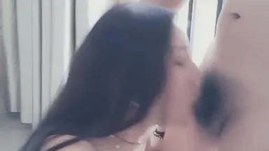 La petite amie folle est excitée et mange durement une grosse bite ! Particulièrement sexy.