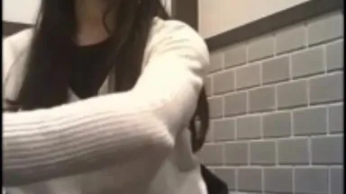 Un nouveau site Web externe a divulgué une vidéo secrète d'une belle fille assise dans les toilettes d'un centre commercial. Une fille sexy et poilue en bas noirs a les pieds usés par des talons hauts et porte un patch hémostatique.