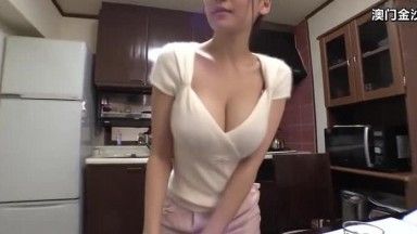 溺愛兒子巨乳媽媽來共浴！近親相姦肏到中出！2