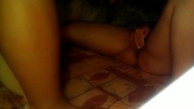 Una bellissima coppia di studenti ha fatto sesso sotto le coperte. Il corpo della ragazza era così bello. Aveva un seno rotondo e un grosso abalone e non riuscivano a muoversi fino alla fine