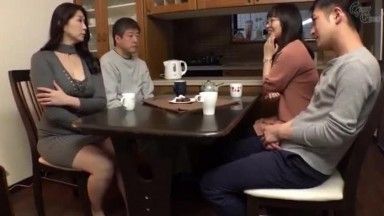 El yerno Nanako Yoshioka apunta a los grandes pechos obscenos de su suegra