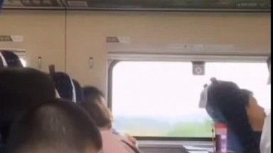 L'audacieuse présentatrice Sunshine Girl Lan Xuaner a diffusé des accessoires sur le train à grande vitesse, c'est vraiment difficile à faire