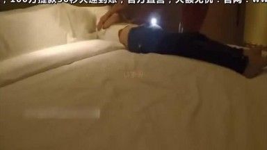 哀れな男が白いTシャツを着た長髪の美女とデートをし、夜に屋外のバーベキュー屋台で酒を飲む。