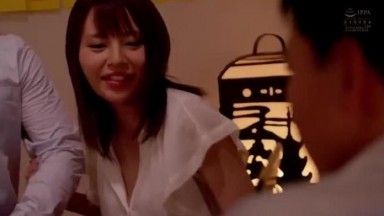 Dans la chambre partagée lors d'un voyage d'affaires, mon patron m'a éjaculé encore et encore... Maiyuki Ito, une nouvelle femme de bureau aux gros seins, s'est laissée aller aux caresses gluantes et au sexe intense du manager.