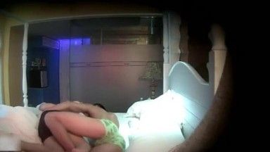 [Fotografía nacional sincera] La niña se negó a cooperar y el chico la empujó hacia abajo, la desnudó y la obligó a entrar.