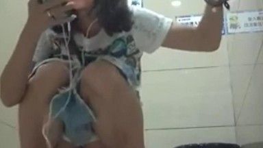 [Fotografía sincera del baño] Fotografiada en el baño del centro comercial, la niña tiene mucho vello en la parte inferior del cuerpo.