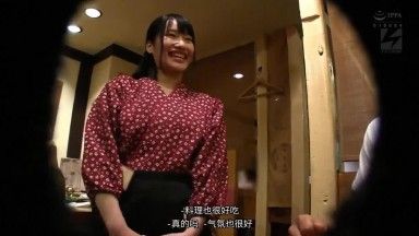 Musume Ami (20 anni), che lavora in un famoso ristorante giapponese a Tokyo, aveva dei seni grandi e bellissimi che sembravano pesanti quando si toglieva i vestiti! Era un tipo energico e affascinante, ma arrossiva a letto... Era troppo pura, quindi l'ho spinta e convinta a fare il suo debutto nell'AV! ! Nampa GIAPPONE ESPR