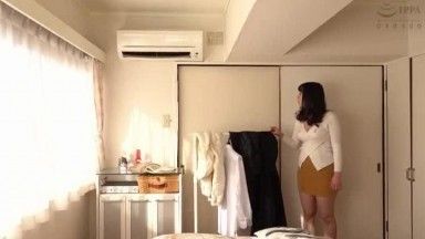 「まさか…僕を誘惑してるわけじゃないですよね…」ワイシャツ1枚羽織ったノーブラ巨乳の兄の彼女と弟が自宅で2人っきり！無防備な姿から垣間見えるオッパイ・パンチ