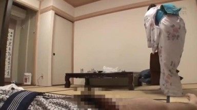 My girlfriend dumped me and I stayed at an inn alone. When I was drunk and sleeping with my lower body exposed in a yukata, the slutty waitress who came to lay out the futon saw me and got horny...just like that, I had sex with the waitress.