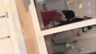 Hanyue, une jeune fille folle, joue une véritable émission en direct. Personne à la maison ne séduit sa cousine et va aux toilettes pour faire l'amour.