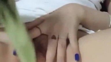 Una ragazza snella con un bel seno mostra la sua masturbazione, apre la figa su una sedia e scopa un cetriolo con i capelli leggermente pelosi.