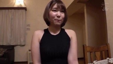 可愛い顔してお尻と太ももがヘビー級！職場でセクハラされまくるMっ気たっぷり受付嬢川原かなえAVデビュー！