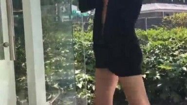 女主播為獲關注在人來人往的大街直播真空上陣露乳房露陰