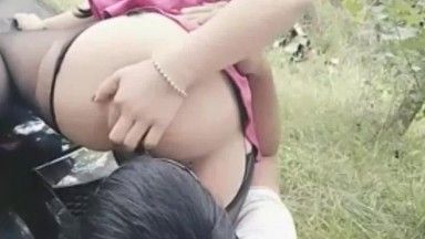 Uma garota gostosa com seios grandes, uma celebridade da internet e seu amigo fã magnata estão dirigindo para o campo durante o dia e fazem sexo no cu sem camisinha. Ela diz que quer cagar, e engole sêmen e vomita. diálogo lascivo.