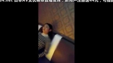 A sexy and temperamental beauty sang in a KTV and drank too much. She was taken to a hotel and her underwear was stuffed into her mouth, her hands and feet were tied, and she was played wildly with her from behind, while taking close-ups with her mobile phone while doing it!