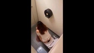 Sie folgten mehreren modischen Schönheiten in die Damentoilette des Einkaufszentrums und filmten heimlich einen schwergewichtigen dicken Mann, der draußen zusah.