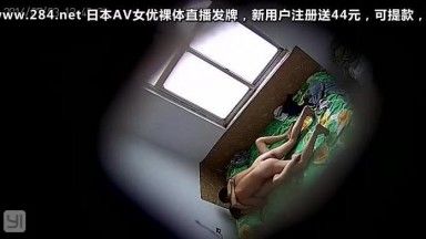 猥琐弟弟在表哥的卧室偷按针孔摄像头拍他与嫂嫂过性生活表嫂好热情干一半还接个电话720P高清