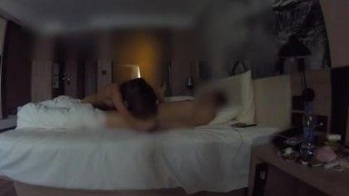 （影子哥-酒店爆操27岁奥迪少妇辣妈,正干的起劲美女突然接到闺蜜电话问她在哪,她说着我干着,差点被听出来了,太刺激了！