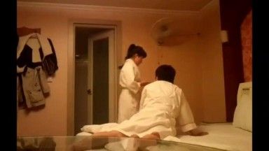 Vazou vídeo de uma enfermeira bonita e quieta fazendo sexo apaixonado com o namorado em um hotel