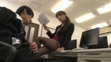 Our company is the most fun! Because the sexiest and most sexy female employee in the company is a slut who loves cock! When I purposely showed off my pants and got an erection, he hid under the desk and gave me a powerful blowjob.