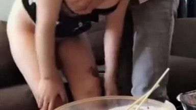 美乳性感网红大奶美女剧情演绎在客厅吃饭穿着太暴露被下班