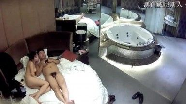 Love hotel luxury suite 360 ​​water drop camera candidly film a couple checking into a room and having sex, listening to the accent