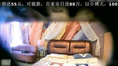 記念日の旅行を終えて休憩のため部屋に戻った若いカップルは、部屋に入るとすぐに服を脱いでいき、コンドームなしで中出しされるまで2ラウンド連続ベッドファイトを繰り広げました。 !!