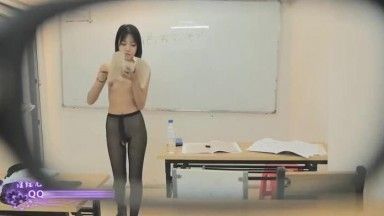 Diosa Douyin Yan Yuer ~ La lujuriosa maestra se desnudó en clase ~ Date prisa y haz que el coño que le pica se sienta cómodo mientras los estudiantes no están cerca ~