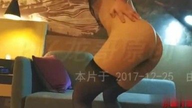 熱くて美しい胸が踊り続け、この真夜中のセックスはあまりにも情熱的で眠れませんでした。