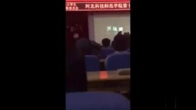 搭讪大学电影节女学生！到她女宿开战！从房间战到阳台：不怕被同学听到？