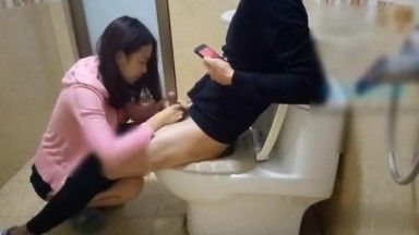 Sexy Cousine, Schwägerin macht ihre Cousine zum Hahnrei! Sie versteckt sich auf der Toilette und hat eine Affäre, aber sie traut sich nicht zu stöhnen, aus Angst, gehört zu werden.