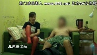 约泡娇小妹妹第一炮 沙发上抱起来猛干太久到她受不了