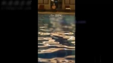 Andare a prendere una ragazza single nella piscina dell'hotel! La qualità da dea la invita nella stanza per il sesso: il terzo punto è super rosa