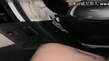 停車做愛吃根屌~豐滿很有韻味的少婦~約個小哥一起玩車震