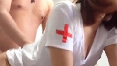 Le garçon potelé a demandé à une jeune femme de le servir à la maison ~ On lui a demandé de mettre un uniforme d'infirmière et de jouer le rôle du ressort aux urgences.