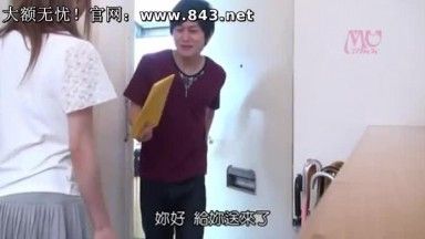 [Chinese subtitles] I met the beautiful wife next door on the balcony and fucked her all the way from outside to her room.