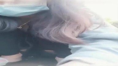 Mobile phone live broadcast of a couple having sex outdoors in broad daylight, showing off various positions, changing the fuck girl on top, and moving on her own, which is very tempting