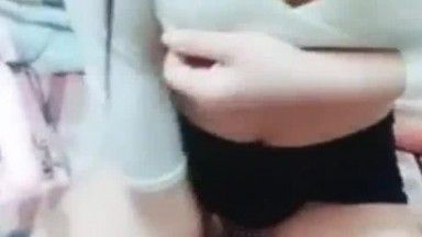 Sœur Yiduo, qui a une chatte glabre et tendre, se masturbe dans un grand spectacle. Elle se masturbe et l'insère dans sa chatte.