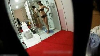 Uno scatto davvero sincero di una modella che si cambia vestito e si fa la doccia. Lo staff se n'è andato per primo e ha nascosto la telecamera in un angolo inaspettato!