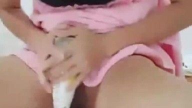 [Food Orgasm] Young anchor B Dan, who is young but very daring to play with her lips and teeth, can actually force her pussy into an aluminum can!?