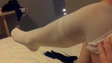 Mujer casada cachonda blanca y negra de Shenzhen ~ gritando de éxtasis ~ la paja con los pies y el sexo oral son lascivos ~ ¡¡La presionaron en la cama en el clímax y la follaron duro !!