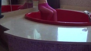 Behind-the-scenes of Xiaote Zixuan's private photo shoot in the bathtub leaked, and her crime-inducing pink breasts