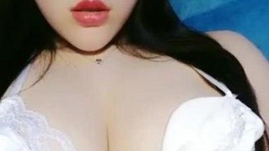 Little cute platform (formerly kawaii) with good looks, squatting and masturbating just to sit on the right person. Her big tits and pussy are full of water, which is very tempting.