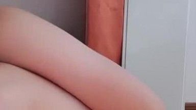 A beautiful young woman with good looks masturbates in a seductive show. She puts a vibrator in her pussy and touches herself by the window. The close-up is very tempting. It’s very tempting. If you like it, don’t miss it.