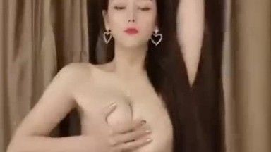 霸气十足的白皙巨乳女神和炮友开直播~边口交边叫对方叫妈妈!!