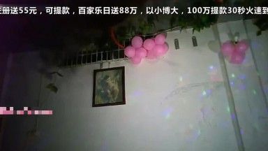 县城艳舞团下基层表演幸运大爷被邀上台配合表演抠完逼的小手放他鼻孔里让他模仿AV舔逼逼