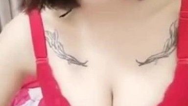 Ragazza carina con i capelli corti e il seno grosso fa sesso in diretta 3