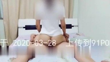 The young woman next door and her husband is not at home. Shen Jing thanks the management.