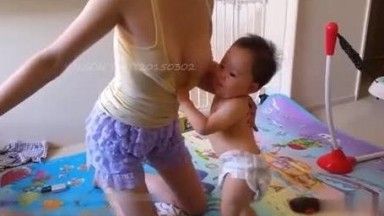 美乳人妻在家帶小孩~拍下自己哺乳的一舉一動~